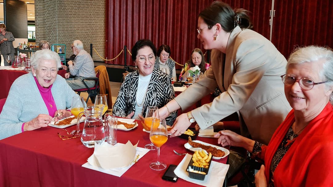 Jongeren verzorgen jubileumfeest senioren