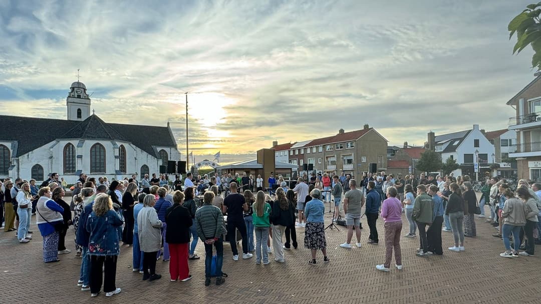 Paaspraise op het Andreasplein: aanbidding in de open lucht