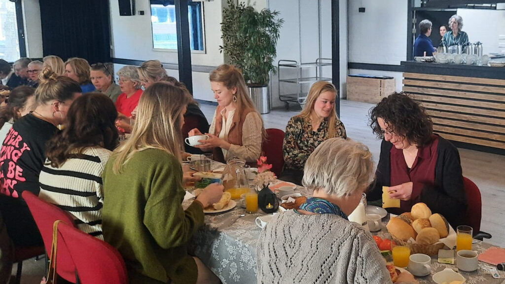 Drukbezocht vrouwenontbijt zorgt voor verbinding