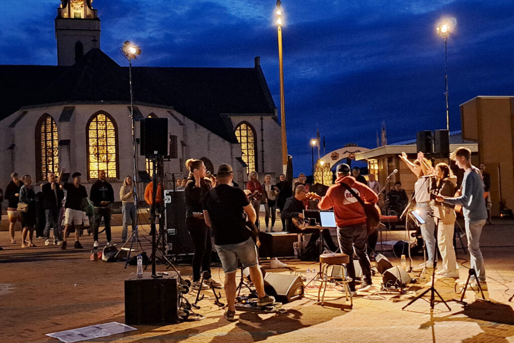 Aanbiddingsavond op Andreasplein achter Oude Kerk