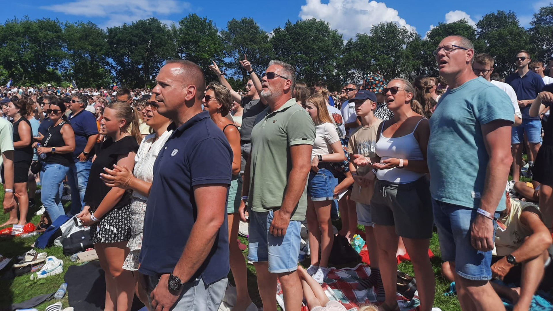Gemeenteleden van Baptistengemeente Katwijk tijdens dienst Achter het getal 122 – Achter het getal… 122