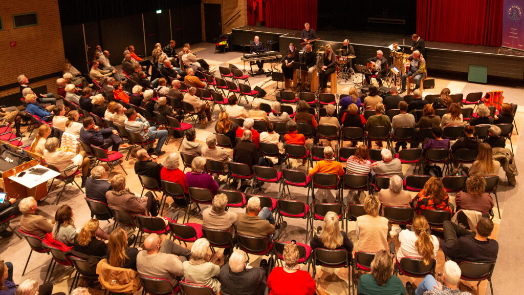 ‘Glorie aan God’-zangavond trekt jong en oud naar Tripodia 