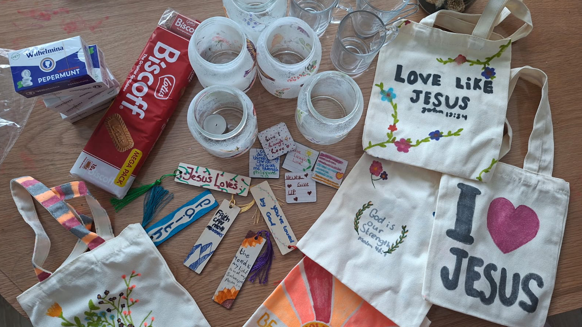 Tienermeiden delen bemoedigende woorden in de Baptistengemeente Katwijk