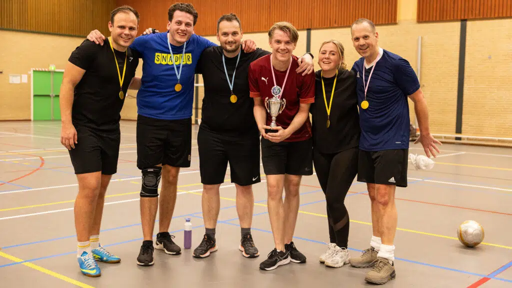 Een tientje, zeven teams en een middag vol actie